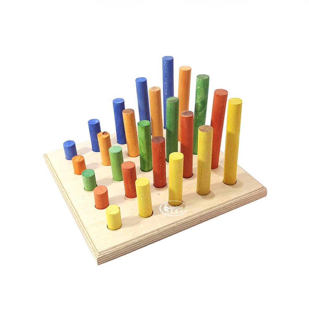 استوانه های قد و نیم قد (چوبی)-اسباب بازی میلههای قد و نیم قد با هدف افزایش مهارت دست کودک، شناخت رنگها و اندازهها و افزایش هماهنگی بین دستها و چشمها طراحی شده است. این اسباب بازی از ۲۵ میله چوبی در ۵ رنگ و ۵ اندازه و یک صفحه چوبی که دارای حفرههایی جهت قرار دادن میلهها میباشد تشکیل شده است. ک ...