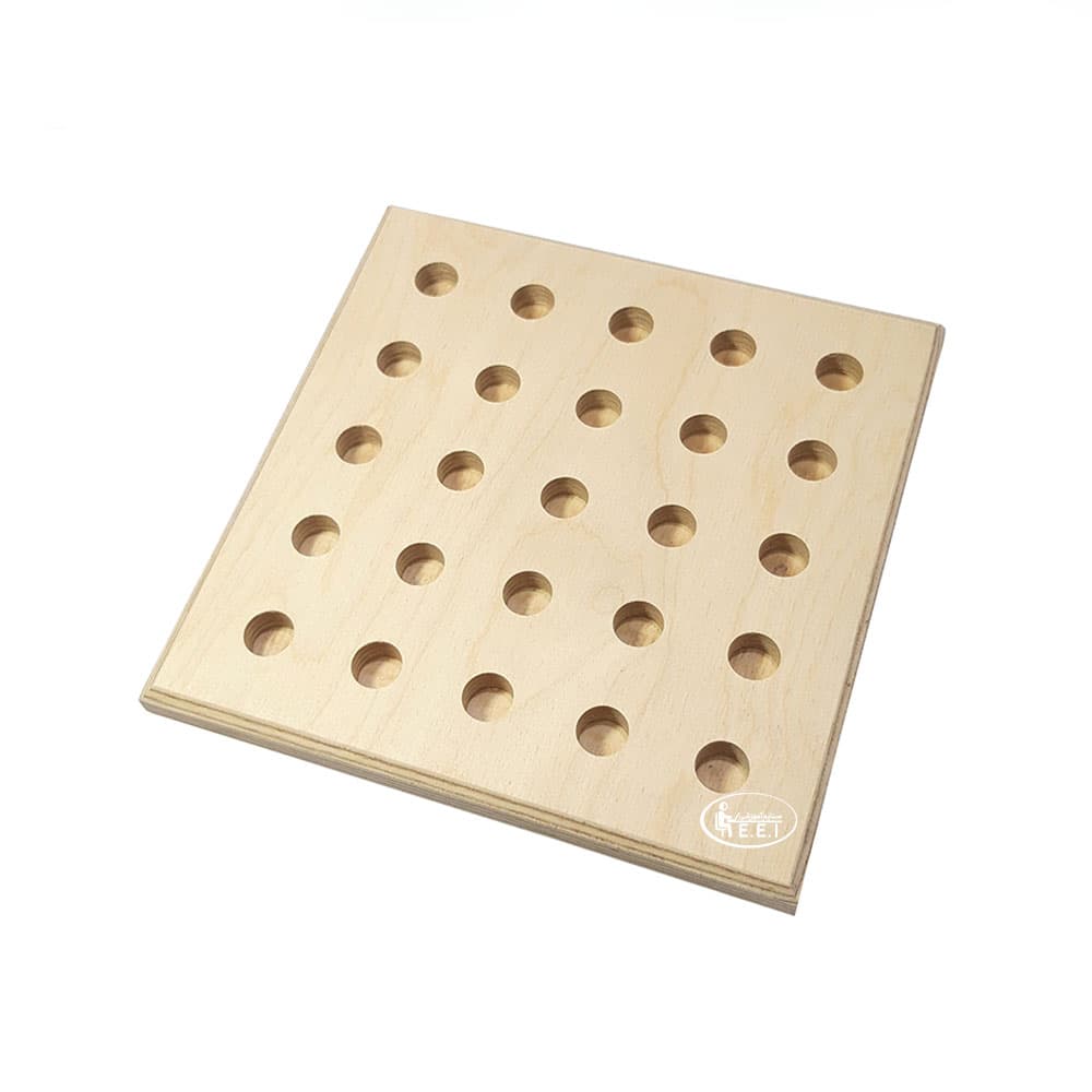 استوانه های قد و نیم قد (چوبی)-اسباب بازی میلههای قد و نیم قد با هدف افزایش مهارت دست کودک، شناخت رنگها و اندازهها و افزایش هماهنگی بین دستها و چشمها طراحی شده است. این اسباب بازی از ۲۵ میله چوبی در ۵ رنگ و ۵ اندازه و یک صفحه چوبی که دارای حفرههایی جهت قرار دادن میلهها میباشد تشکیل شده است. ک ...