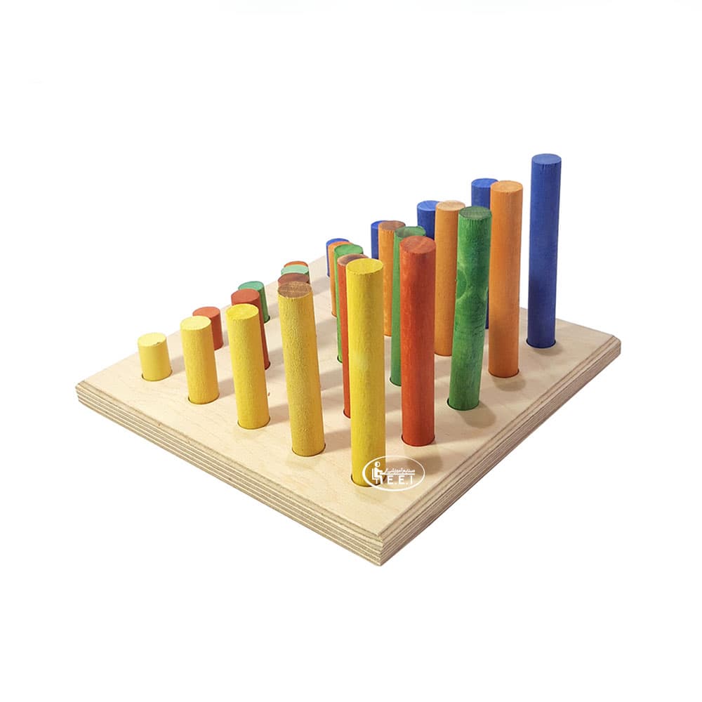 استوانه های قد و نیم قد (چوبی)-اسباب بازی میلههای قد و نیم قد با هدف افزایش مهارت دست کودک، شناخت رنگها و اندازهها و افزایش هماهنگی بین دستها و چشمها طراحی شده است. این اسباب بازی از ۲۵ میله چوبی در ۵ رنگ و ۵ اندازه و یک صفحه چوبی که دارای حفرههایی جهت قرار دادن میلهها میباشد تشکیل شده است. ک ...